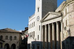 E' uno dei templi romani meglio conservati in Italia: il Tempio di Minerva si trova in Piazza del Comune ad Assisi - © Ken Durden / Shutterstock.com