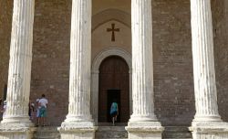 L'ingresso alla chiesa è preceduto dall'elegante esastilio, con 6 bianche colonne coronate da capitelli corinzi - © Paolo Bona / Shutterstock.com 