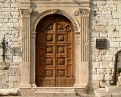 Porta in legno d'ingresso alla chiesa di Santa Maria sopra Minerva ad Assisi - © Iain Frazer / Shutterstock.com