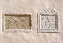 Sulle mura esterne della chiesa di Santa Maria sopra Minerva, alcune iscrizioni in latino - © Berthold Werner / wikipedia.org