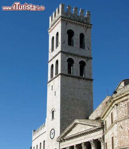 Immagine La piazza del Comune ad Assisi è dominata dal profilo della Torre del Popolo, la torre campanaria a fianco della chiesa di Santa Maria sopra Minerva, l'ex tempio romano trasformato in luogo di culto cristiano - © Ken Durden / Shutterstock.com