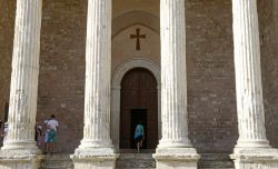 L'ingresso alla chiesa è preceduto dall'elegante esastilio, con 6 bianche colonne coronate da capitelli corinzi - © Paolo Bona / Shutterstock.com 
