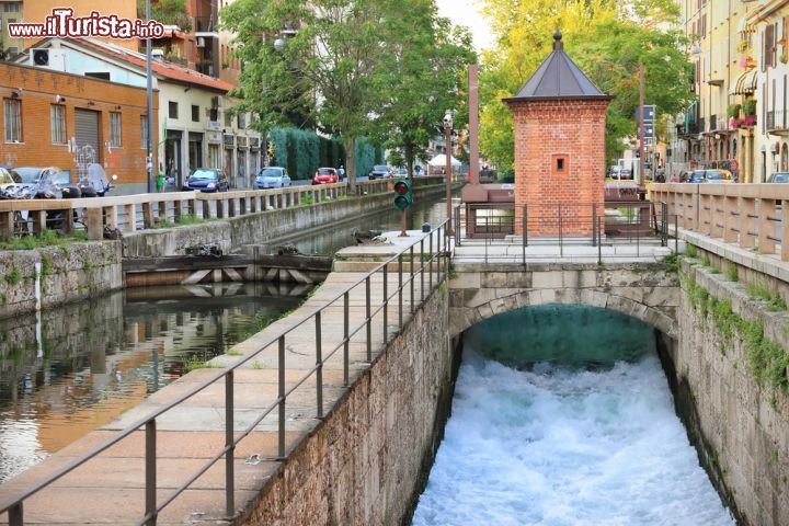 Immagine L'Alzaia di Naviglio Pavese a Milano. Tra le varie opere idrauliche che caratterizzano i vari navigli della città meneghina, alcune chiuse sono state progettate dallo stesso Leonardo da Vinci, nel periodo in cui operò alla corte di Ludovico il Moro - © Federico Rostagno / Shutterstock.com