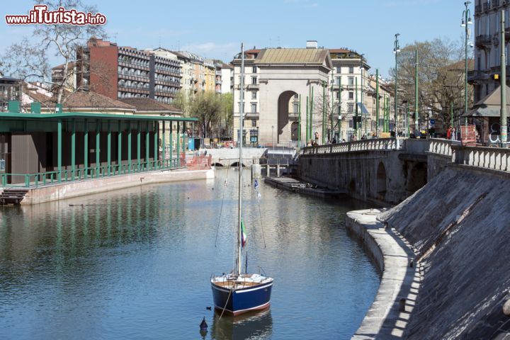 Immagine Completamente rinnovata in occasione di Expo 2015, la Darsena dei Navigli, dopo lavori per un importo di 20 milioni di euro, è tornata all'antico splendore, diventando uno dei luoghi da non perdere del centro di Milano - © Paolo Bona / Shutterstock.com