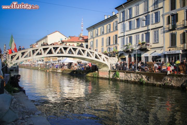 Immagine A sud ovest del centro storico di Milano, il quartiere dei Navigli offre occasioni di belle fotografie, grazie ad alcuni scorci pittoreschi. Il cuore di questa zona tipica di Milano è rappresentato dalle adiacenze di Porta Ticinese e dalle due arterie fluviali principali: il Naviglio Grande e il Naviglio Pavese - © Adriano Castelli / Shutterstock.com