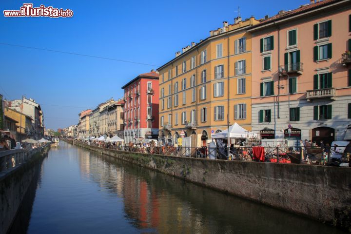 Immagine Una fotografia del Naviglio Grande in centro a Milano, uno dei dei canali navigabili più importanti del capoluogo lombardo - © Adriano Castelli / Shutterstock.com