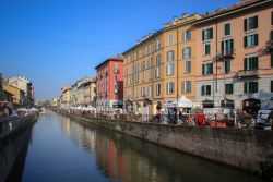 Una fotografia del Naviglio Grande in centro ...