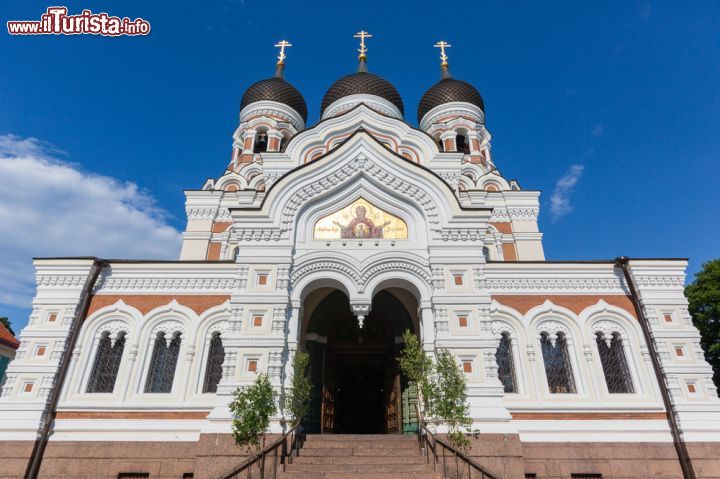 Immagine La facciale della Cattedrale rispecchia e canoni dello stile bizantino-russo di fine'800 con la presenza delle tipiche cupole a cipolla. Gli estoni non apprezarono questa architettura perchè la videro come un tentativo sovietico di imporre la propria cultura nella puiccola repubblica baltica - © William Perugini / Shutterstock.com