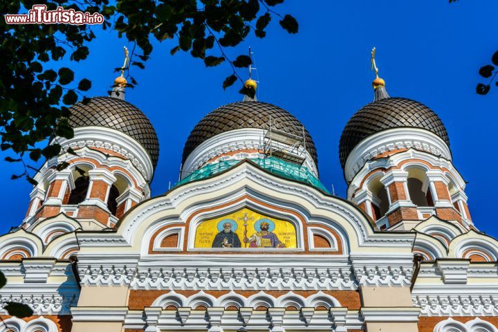 Immagine La parte alte della chiesa di Aleksandr Nevskij a Tallin. Sotto alle cupole sono installate ben 11 campane in bronzo, la più alta delle quali pesa ben 16 tonnellate - © Anton_Ivanov / Shutterstock.com