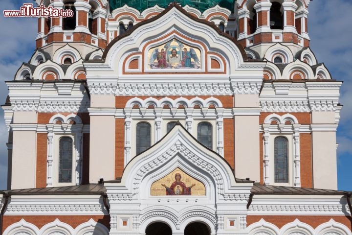 Immagine I fotografi trovano ottimi spunti per delle belle fotografie a Tallin, utilizzando le forme eleganti della Cattedrale di Aleksandr Nevskij. Da non perdere anche gli interni con mosaici, alcune vetrate e tre iconostasi dorate - © Lukasz Janyst / Shutterstock.com