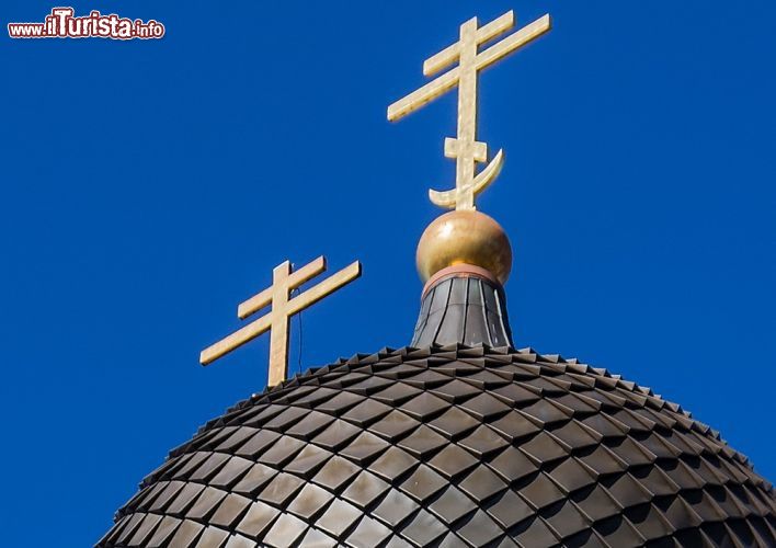 Immagine Particolare delle croci ortodosse che sormontano le cupole a cipolla della  chiesa di Aleksandr Nevskij a Tallin - © Marc Venema / Shutterstock.com