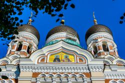 La parte alte della chiesa di Aleksandr Nevskij a Tallin. Sotto alle cupole sono installate ben 11 campane in bronzo, la più alta delle quali pesa ben 16 tonnellate - © Anton_Ivanov ...