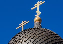 Particolare delle croci ortodosse che sormontano le cupole a cipolla della  chiesa di Aleksandr Nevskij a Tallin - © Marc Venema / Shutterstock.com