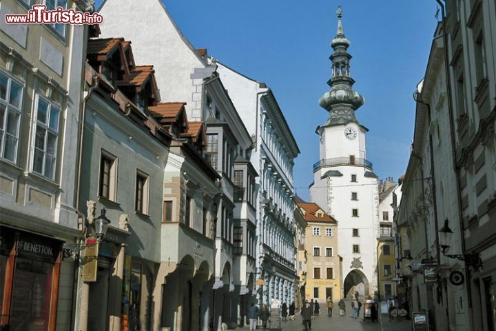 Immagine Uno tra gli scorci più belli ma dificili da fotogrfare di Bratislava: il vicolo e la porta di  san Michele sono spesso affollati di gente, ed è raro trovare la visuale libera per unire in un solo scatto quest'angolo magico di Bratislava. Inoltre l'altezza della torre, che supera i 50 m, consiglia l'uso di obiettivi grandangolari - © TTstudio / Shutterstock.com