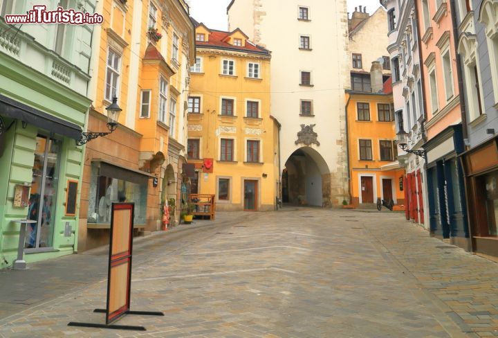 Immagine Palazzi colorati a fianco della grande Porta e Torre di San Michele a Bratislava - © Florin Stana / Shutterstock.com