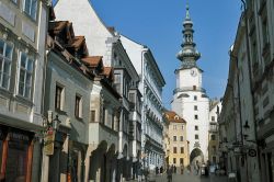 Uno tra gli scorci più belli ma dificili da fotogrfare di Bratislava: il vicolo e la porta di  san Michele sono spesso affollati di gente, ed è raro trovare la visuale libera ...