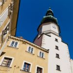 Particolare della Michalská Brána la torre di Bratislava che introduce i turisti l suo centro storico - © Patrick Poendl / Shutterstock.com