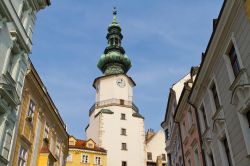La Torre di San Michele a Bratislava raggiunge una altezza complessiva di 51 metri. Al suo interno si trova il Museo delle Armi - © EvrenKalinbacak / Shutterstock.com  