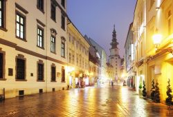 Fotografia notturna della Torre - Porta di San Michele a Bratislava, il classico punto di accesso al centro storico della capitale della Slovacchia - © TTstudio / Shutterstock.com