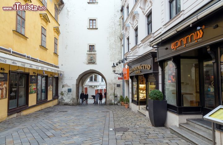 Immagine Una leggenda vuole che si debba evitare di parlare, e ancor meglio di respirare, quando si attraversa la Porta di San Michele Bratislava. Per i trasgressori la ipartita da questo mondo entro un anno ed un giorno dalla fatale distrazione! - © Lefteris Papaulakis / Shutterstock.com