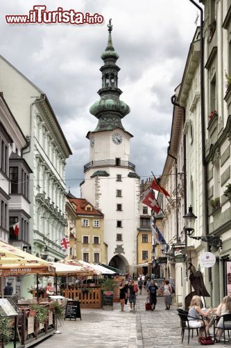 Immagine In estate tavoli all'aperto per i ristoranti ed i bar nei pressi della Michalská Brána, uno degli scorci più suggestivi di Bratislava - © Lefteris Papaulakis / Shutterstock.com