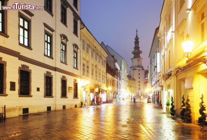 Immagine Fotografia notturna della Torre - Porta di San Michele a Bratislava, il classico punto di accesso al centro storico della capitale della Slovacchia - © TTstudio / Shutterstock.com