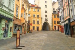 Palazzi colorati a fianco della grande Porta e Torre di San Michele a Bratislava - © Florin Stana / Shutterstock.com