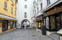 Una leggenda vuole che si debba evitare di parlare, e ancor meglio di respirare, quando si attraversa la Porta di San Michele Bratislava. Per i trasgressori la ipartita da questo mondo entro ...