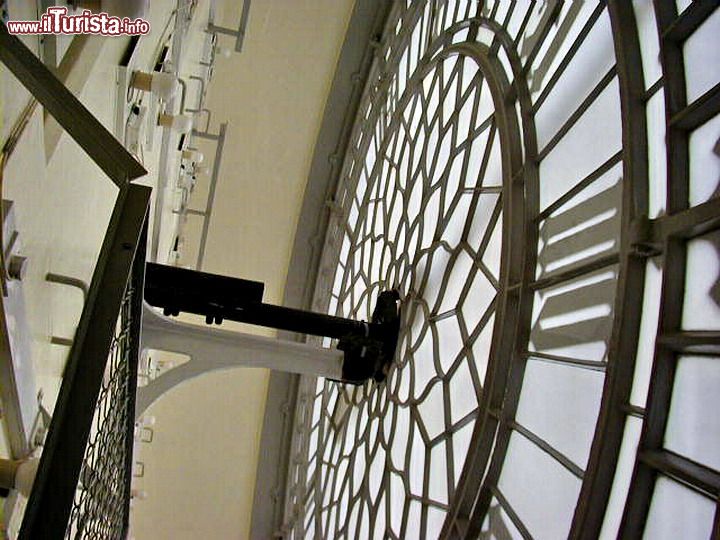 Immagine Uno scatto all'interno della Elisabeth Tower: ecco uno dei quadranti del Big Ben fotografato dall'interno, cosa impossibile da vedere per i turisti, non essendo possibile visitare la torre - © DS Pugh - CC BY-SA 2.0 - Wikimedia Commons.