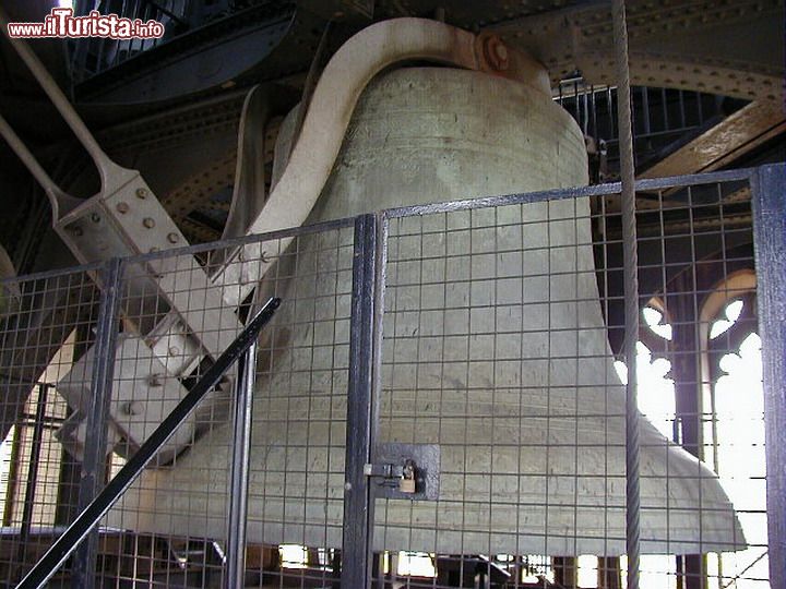 Immagine Ecco il vero Big Ben, la grande campana della Elizabeth Tower. Si tratta della campana più grande di tutto l'orologio, ed un tempo il suon nome era "Royal Victoria", dedicato alla famosa regina di fine '800. In orifine la campana pesava 16 tonnellate, ma poi venne rifusa in una campana leggermente più leggera, dal peso di 14 tonnellate. Il nome Ben sembra derivi da Benjamin, forse un famoso pugile o lo stesso Benjamin Hall che curò la supervisione della sua ristrutturazione - © DS Pugh - CC BY-SA 2.0 - Wikimedia Commons.