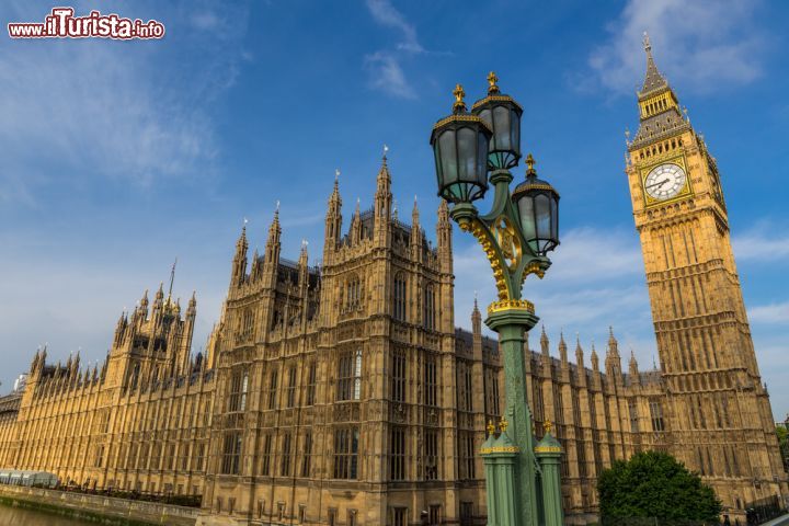 Immagine Una bella fotografia della Elisabeth Tower, la torre che al suo interno contiene uno degli orologi più famosi del mondo, che agendo su 5 campane crea l'inossidabile meodia che accompagna le giornate dei londinesi. La campana più grande si chiama Big Ben e pesa ben 14 tonnellate - © maziarz / Shutterstock.com