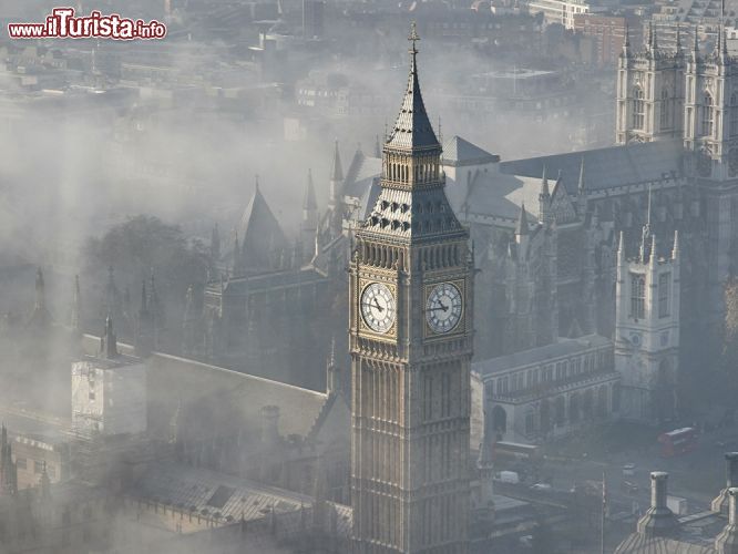 Immagine Una giornata di nebbia a Londra: la Torre Elisabetta (per tutti il Big Ben) svetta sui palazzi di Westminster, e riesce a "bucare" la densa foschia mattutina. La foto è stata scattata dall ruota del London Eye - © 176298311 / Shutterstock.com