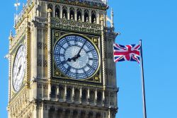 L'Union Flag garrisce di fronte alla Elisabeth Tower di Londra. Spesso la torre che si trova a fianco del Parlamento di Westminster viene chiamata "Big Ben" ma questo nome è ...