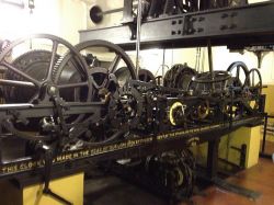 Il meccanismo dell'orologio della Elisabeth Tower: il Big Ben con il suo famoso carillon agisce su 5 campane, di cui la più grande, di 14 tonnellate di peso, da il nome a tutto il ...