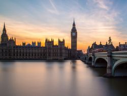 Una fotografia a lunga esposizione della Elisabeth Tower del fiume Tamigi, e del complesso di Westminster a Londra, poco dopo il tramonto - © mikecphoto / Shutterstock.com