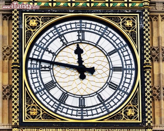 Immagine Un priimo piano di uno dei 4 quadranti che forniscono l'ora estaa del centro di Londra, grazie all'orologio del "Big Ben" - © 1000 Words / Shutterstock.com