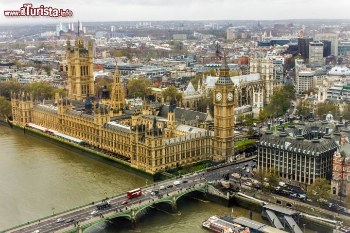 Immagine Panorama del Tamigi e del complesso di Westminster con il Big Ben - La torre campanaria in realtà chiamata Elisabeth Tower, si trova a fianco del Parlamento del Regno Unito ed è divenuta uno dei simboli incontrastati di Londra - © Bikeworldtravel / Shutterstock.com