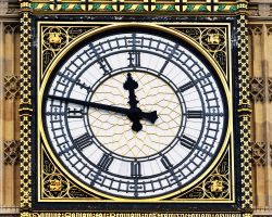 Un priimo piano di uno dei 4 quadranti che forniscono l'ora estaa del centro di Londra, grazie all'orologio del "Big Ben" - © 1000 Words / Shutterstock.com