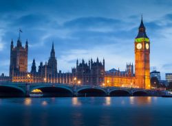 Un tramonto a Londra sul Tamigi, di fronte a Westminster. E' una foto classica di Londra, e sono tantissimi i turisti che alla sera si posizionano sulle rive del grande fiume per immortalere ...