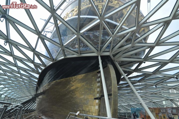 Immagine Dentro al Cutty Sark di Greenwich: la chiglia e pescaggio, e la copertura in acciaio e cristallo del veliero museo a Londra