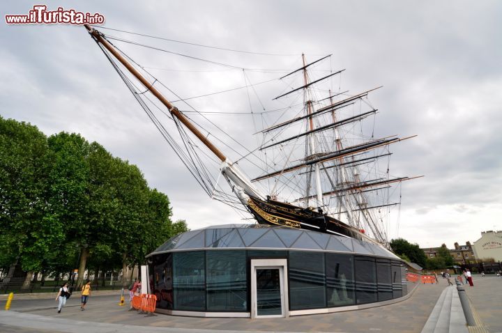 Immagine Vista frontale delllo storico  clipper Cutty Sark, oggi museo e situato a Greenwich, Londra