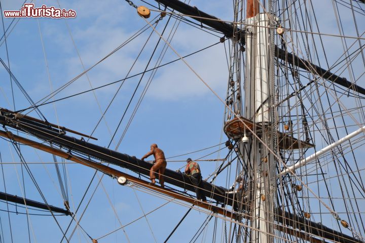 Immagine Manichini a mò di marinai simulano il lavoro di spiegatura delle vele sugli alberi del Cutty Sark di Londra