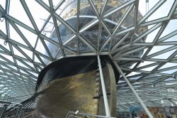 Dentro al Cutty Sark di Greenwich: la chiglia e pescaggio, e la copertura in acciaio e cristallo del veliero museo a Londra