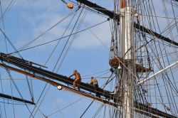 Manichini a mò di marinai simulano il lavoro di spiegatura delle vele sugli alberi del Cutty Sark di Londra