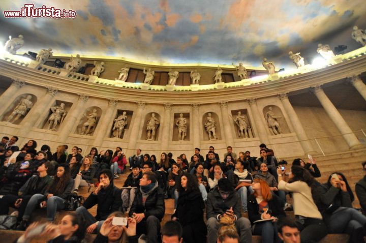 Immagine Il pubblico assiepato sulle gradinate in legno del Teatro Olimpico di Vicenza