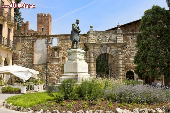 Immagine La piazza Matteotti e l'Ingresso al complesso del Teatro Olimpico di Vicenza - © Dmitri Ometsinsky / Shutterstock.com