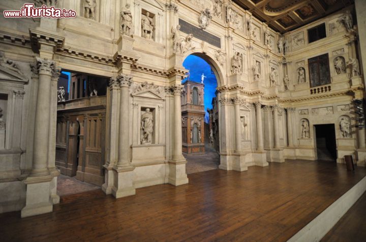 Immagine La prima assoluta del Teatro olimpico fu l'Edipo Re di Sofocle, messa in atto nel 1585 con la regia di Vincenzo Scamozzi, e il teatro ancora oggi mostra le scenografie di quell'evento memorabile, con le vie di Tebe che ragalano un impressionante effetto prospettico