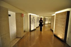 Il corridoio d'accesso al Teatro Olimpico di VIcenza: i turisti possono leggere la storia della prima assoluta tenutasi in questo teatro, l'Edipo Re che venne proposto durante il Carnevale ...