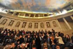 Il pubblico assiepato sulle gradinate in legno del Teatro Olimpico di Vicenza