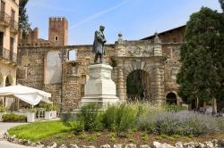 La piazza Matteotti e l'Ingresso al complesso del Teatro Olimpico di Vicenza - © Dmitri Ometsinsky / Shutterstock.com